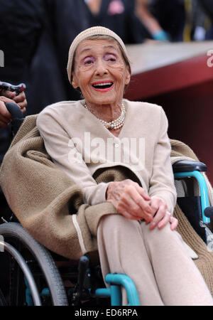 (Dossier) - Une archive photo datée du 05 septembre 2011 montre l'actrice juive Luise Rainer cheering après réception d'une étoile d'or sur le boulevard des stars à Berlin, Allemagne. PHOTO : SOEREN STACHE/dpa Banque D'Images