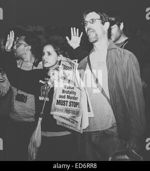 Manifestant scandant debout les mains en "don't shoot' avec une foule de bloquer tout en bloquant un train Amtrak à Oakland CA. Banque D'Images