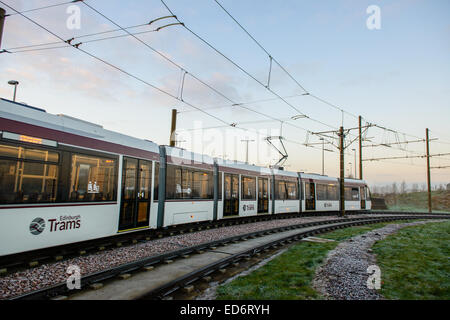 Un tramway Urbos 3 sur l'Edinburgh Tramways ligne entre York Place et l'aéroport d'Édimbourg se déplace d'un coin à Ingliston Park & Ride, en Écosse. Banque D'Images