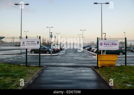 Ingliston Park & Ride parking, couvert de givre, tôt le matin. Banque D'Images