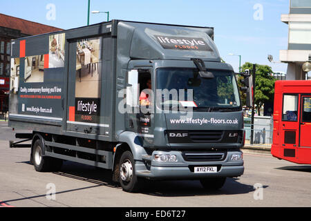 Un chariot qui se déplace autour d'un rond-point à Tolworth, Surrey, Angleterre. Banque D'Images