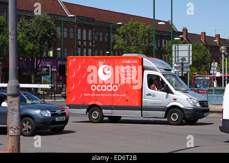 Un Ocado pour camions et autres véhicules circulant autour d'un rond-point à Tolworth, Surrey, Angleterre. Banque D'Images