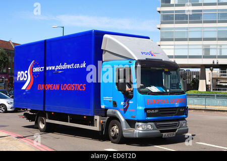 Un chariot qui se déplace autour d'un rond-point à Tolworth, Surrey, Angleterre. Banque D'Images