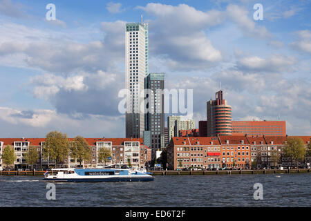 Vue sur la rivière du centre-ville de Rotterdam en Hollande, aux Pays-Bas. Banque D'Images