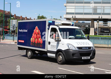 Un Tesco chariot qui se déplace autour d'un rond-point à Tolworth, Surrey, Angleterre. Banque D'Images