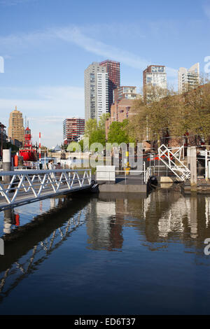 Le centre-ville de Rotterdam en Hollande, Pays-Bas, vue depuis le port de la ville. Banque D'Images