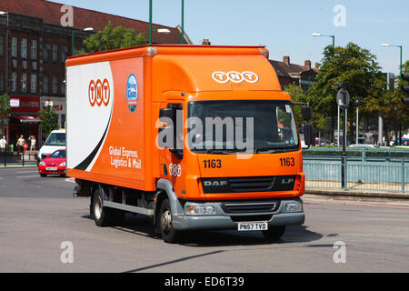 Un chariot qui se déplace autour d'un rond-point à Tolworth, Surrey, Angleterre. Banque D'Images