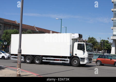 Un camion blanc et d'autres véhicules circulant autour d'un rond-point à Tolworth, Surrey, Angleterre. Banque D'Images