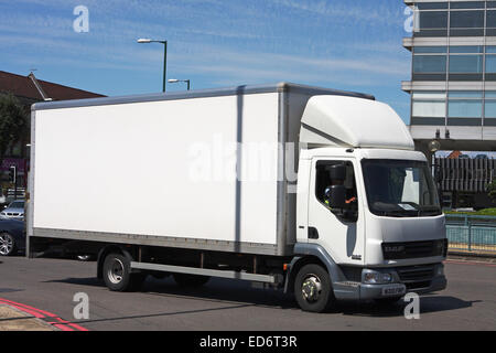 Un camion blanc voyageant autour d'un rond-point à Tolworth, Surrey, Angleterre. Banque D'Images