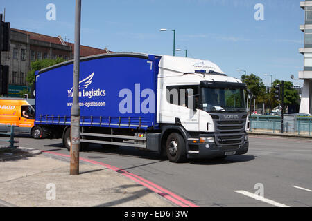 Un camion et van voyager autour d'un rond-point à Tolworth, Surrey, Angleterre. Banque D'Images