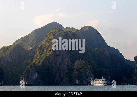 Baie de Lan Ha au large des côtes de l'Ile de Cat Ba, au Vietnam Banque D'Images