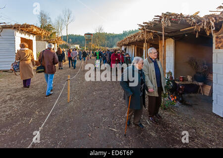 Priscos, Portugal. 29 Décembre, 2014. Les visiteurs appréciant les étals. Organisée par la population de Priscos, un petit village (district de Braga, au nord du Portugal), la scène de la nativité est la plus grande représentation en direct de la naissance du Christ en Europe. Autour de cette scène une petite ville illustrant la vie en Terre Sainte à cette époque est construit avec les structures politiques et militaires romains, bâtiments religieux juif et boutiques d'artisanat. Credit : StockPhotosArt.com/Alamy Live News Banque D'Images