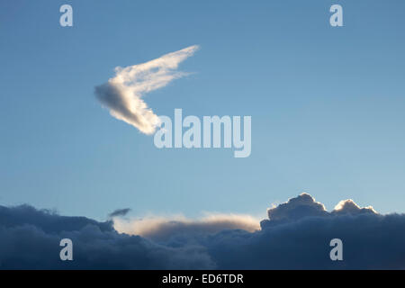 Semer les nuages au-dessus de l'eau, Yorkshire du Nord. Banque D'Images