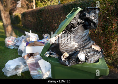 L'accumulation des déchets ménagers refuge causant l'obstruction et s'accumuler des déchets empêchant l'accès aux personnes à mobilité réduite sur la chaussée du conseil Banque D'Images