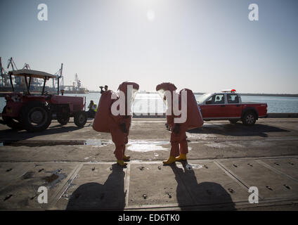 (141230) -- JÉRUSALEM, 30 décembre 2014 (Xinhua) -- les pompiers israéliens habillés en costumes contre substance dangereuse assister à un exercice de sauvetage au port d'Ashdod, dans le sud d'Israël, le 29 décembre 2014. L'exercice de sauvetage, régulièrement pratiqué comme un scénario, était fondée sur une infiltration terroriste avec l'utilisation de matières dangereuses par voie maritime. (Xinhua/JINI/Albert Sadikov) Banque D'Images