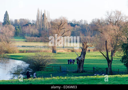 Cambridge, UK. 29 Décembre 2014 : People walking in Grantchester Meadows Banque D'Images