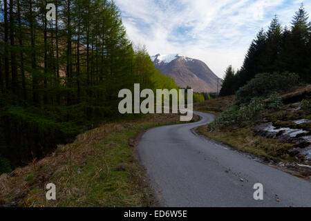 C'est la route qui bifurque de Glencoe en Glen Etive dans les highlands d'Ecosse. Banque D'Images