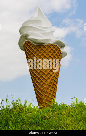 Grande glace artificielle comme un signe et une dykewith prmotion sur l'herbe. Banque D'Images