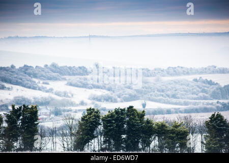 Wiltshire, Angleterre - 30 décembre 2014 - La cathédrale de Salisbury spire dans brume du matin avec le gel sur les bas entourant Salisbury Crédit : John Eccles/Alamy Live News Banque D'Images