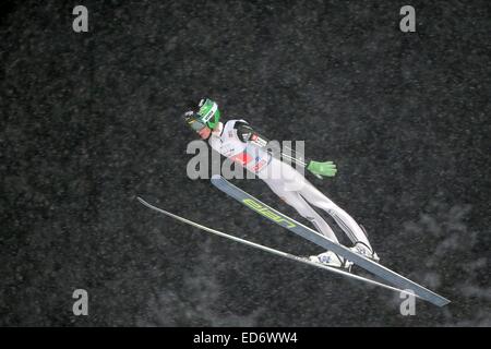 Oberstdorf, Allemagne. Dec 29, 2014. Le cavalier ski Peter Prevc (Slovénie) s'élance dans l'air pendant le 63e tournoi de quatre collines à Oberstdorf, Allemagne, 29 décembre 2014. PHOTO : FREDRIK VON ERICHSEN/dpa/Alamy Live News Banque D'Images