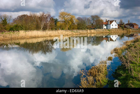 La rivière Hull sur une belle après-midi d'hiver, les nuages, les maisons montrant et réflexions près de Beverley, Yorkshire, UK. Banque D'Images