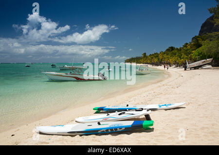 L'île Maurice, le morne, bateaux amarrés au large de la plage publique Banque D'Images