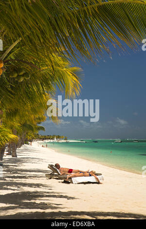 L'Ile Maurice, le M'orne, Lux Le Morne plage de l'hôtel, les gens à prendre le soleil sur des chaises longues Banque D'Images