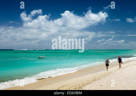 L'île Maurice, le morne, plage, jeune couple marchant le long de la rive Banque D'Images