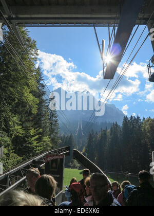 Le Eibseeseilbahn est un téléphérique reliant la station à l'Eibsee la station de montagne de la Zugspitze, la montagne la plus haute de l'Allemagne. Sur la photo le 4 octobre 2014 Banque D'Images