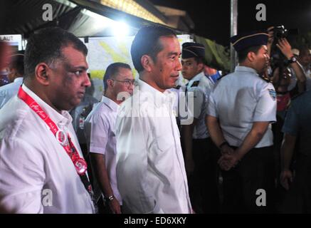 Jakarta, Indonésie. Dec 30, 2014. Le Président indonésien Joko Widodo (/R) et Tony Fernandes, chief executive officer du groupe AirAsia (/L), à pied après avoir rencontré les membres de la famille de personnes sur vol AirAsia QZ8501 à l'aéroport international de Juanda à Surabaya, Indonésie, le 30 décembre 2014. AirAsia Indonésie a dit ici le mardi elle invitera les membres de la famille des passagers de son vol QZ8501 pour la ville indonésienne de Bali, où les corps de la péri personnes seront identifiés. © Zulkarnain/Xinhua/Alamy Live News Banque D'Images