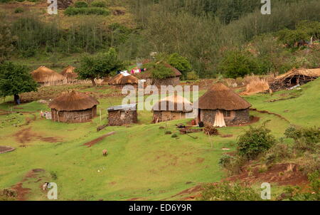 Les Basothos village avec des maisons (mokhoro) dans un style traditionnel Lesotho rondavel. Montagnes du Drakensberg, Lesotho Banque D'Images