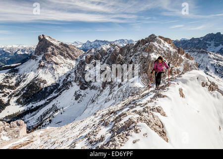 Mountaineer, ascension de la Günther Messner Tullen sur la route dans le Val di Funes, ici sur la crête du sommet Banque D'Images