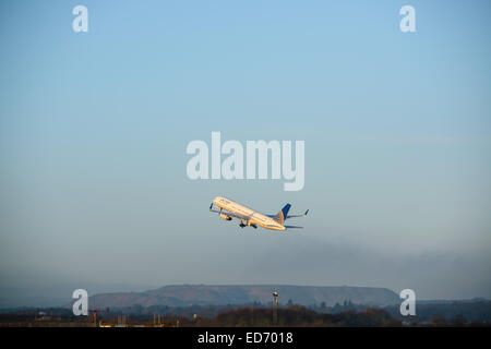 United Airlines UA37, un Boeing 757-224ER, décolle de l'aéroport d'Édimbourg à destination de New York. Banque D'Images