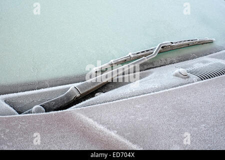 Les patrons et les cristaux de glace sur une voiture après une nuit de forte gelée Banque D'Images