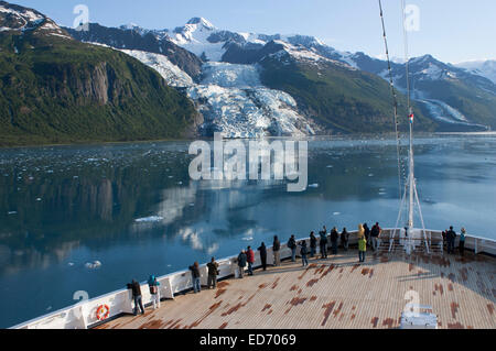 USA, Alaska, Prince William Sound, College fjord, les touristes en bateau de croisière glaciers d'affichage Banque D'Images