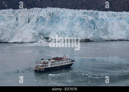 USA, Alaska, Prince William Sound, College Fjord, navire de croisière en face du glacier Banque D'Images