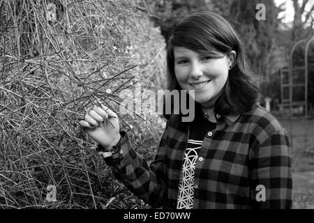 Douze ans smiling girl qui pose pour un portrait dans le jardin de la famille Banque D'Images