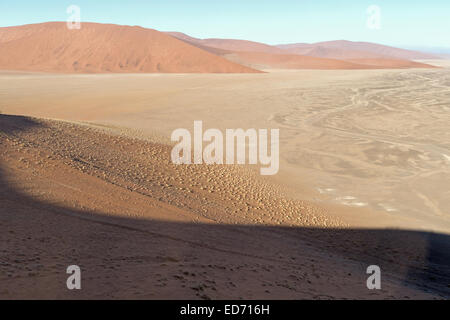 Vue depuis Dune 45, Sossusvlei, parc national Namib-Naukluft, Namibie Banque D'Images