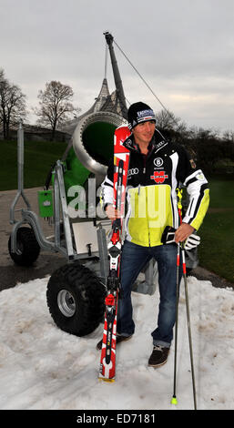 Munich, Allemagne. 18 Nov, 2010. Felix Neureuther skieur pose devant un canon à neige avant une conférence de presse à l'Olympiapark de Munich, Allemagne, 18 novembre 2010. L'élite du monde ski sports seront à l'Olympia hill à Munich le 2 janvier 2011. PHOTO FRANK LEONHARDT/dpa/Alamy Live News Banque D'Images