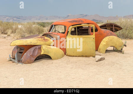 Épave de voiture artistique, ville de Solitaire, Namibie Banque D'Images