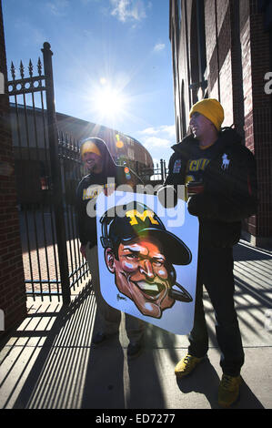 Ann Arbor, MI, USA. Dec 30, 2014. Les étudiants de l'Université du Michigan tenir un dessin de Jim Harbaugh en prévision de sa conférence de presse d'introduction à la Chrysler Center à Ann Arbor, MI le Déc 30, 2014. © Mark Bialek/ZUMA/Alamy Fil Live News Banque D'Images