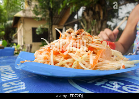 Spicy Thai Salade de papaye verte. Thai street food. hawker. La Thaïlande, l'Asie du sud-est. Banque D'Images