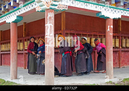 Les femmes tibétaines de tourner les roues de prière dans le village Zhuqing, province du Sichuan, Chine Banque D'Images