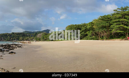 Plage avec derrière la forêt tropicale, Ko Koh Lanta, Krabi, Thaïlande. En Asie du sud-est. Banque D'Images