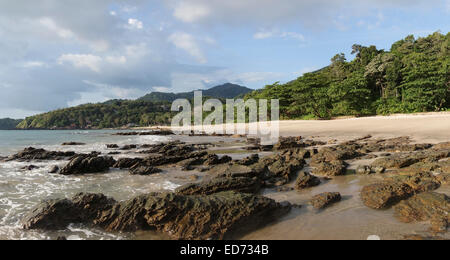 Plage avec derrière la forêt tropicale, Ko Koh Lanta, Krabi, Thaïlande. En Asie du sud-est. Banque D'Images