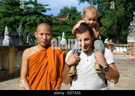 Famille avec un moine dans un temple bouddhiste Wat Kandal Battambang. Le Cambodge. Voyager avec des enfants. Voyageant avec son père daug Banque D'Images