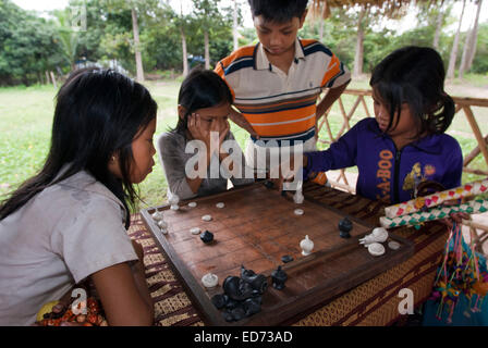 Les enfants, garçons et filles jouant Makruk. Mak Ruk ou thaï, d'échecs est un jeu à la 6e siècle jeu indien de c Banque D'Images