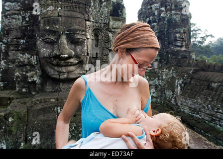 Une mère d'allaiter son bébé fille dans le temple Bayon. Angkor Thom. Le Cambodge. Angkor Thom a été construit comme un carré, les côtés Banque D'Images