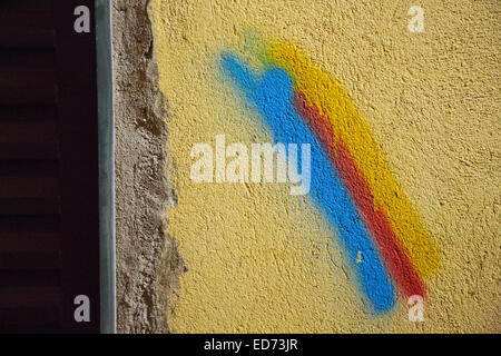 Bandes de couleurs primaires lumineuses sur le mur peint Banque D'Images