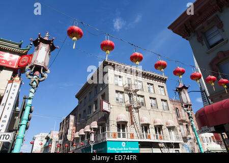 Rangées de lanternes le long de l'avenue Grant dans Chinatown - San Francisco, Comté de San Francisco, Californie, USA Banque D'Images